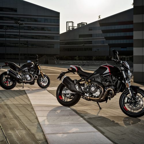 Ducati Monster 1200 S torna-se “Black on Black”